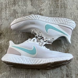 Nike Revolution 5 Sneakers